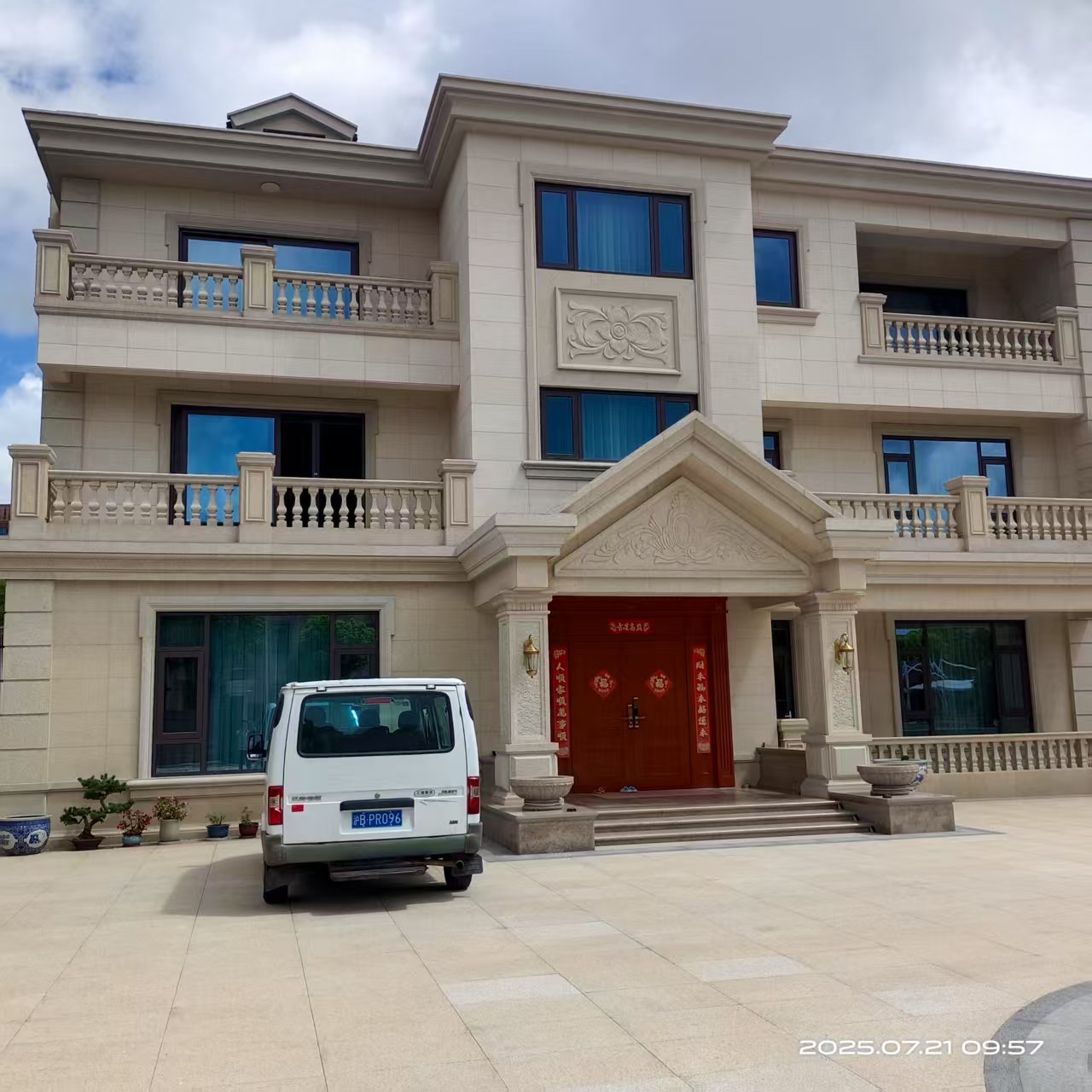 金橋云間綠大地別墅的詩意棲居中,韋柏 N2PLUS內(nèi)置折疊紗窗